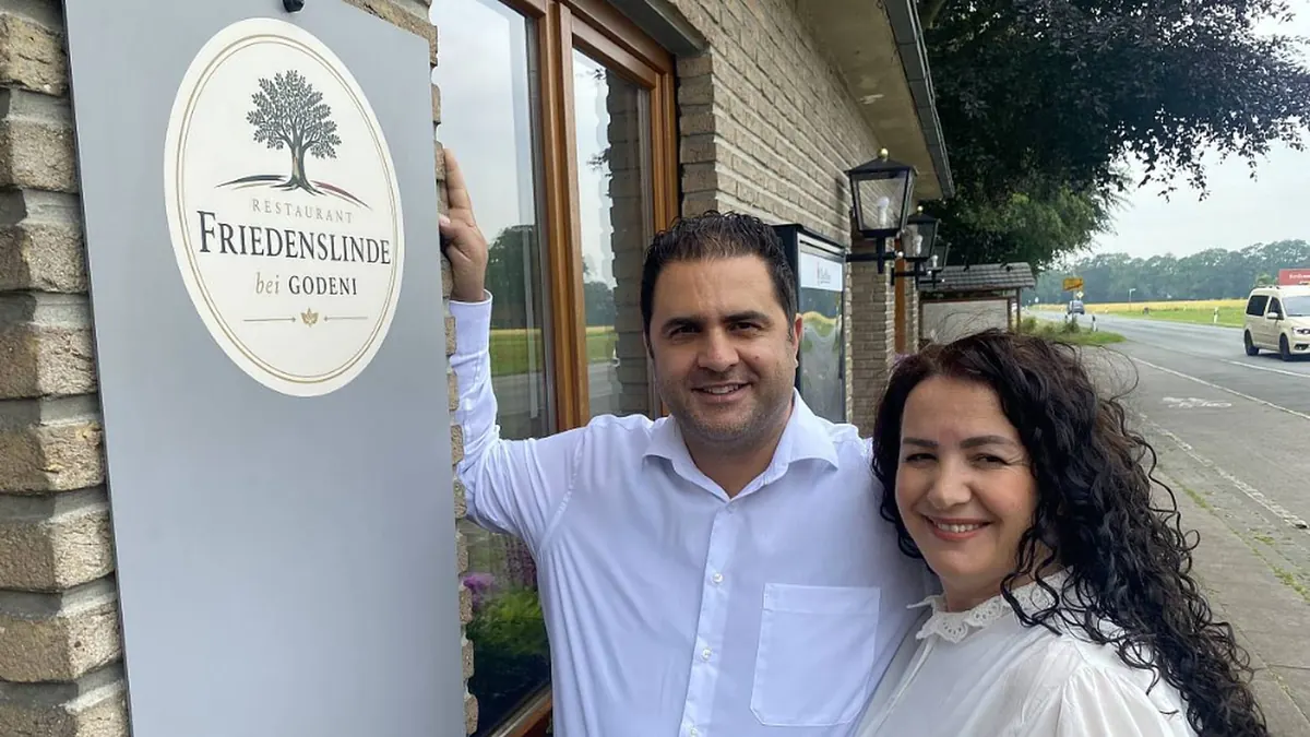 Shkelzen und Valdete Godeni vor dem Restaurant Friedenslinde