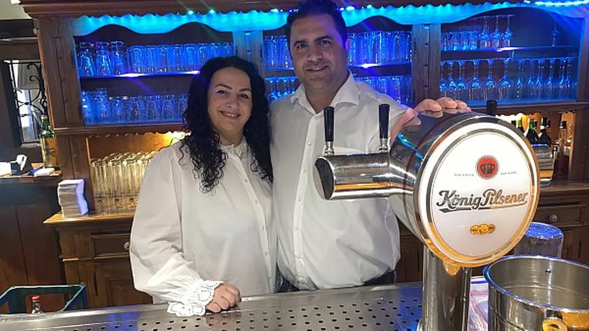 Valdete und Shkelzen Godeni an der Bar der Friedenslinde